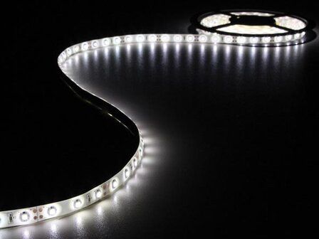 KIT-MET-FLEXIBELE-LED-STRIP-EN-VOEDING---KOUDWIT---300-LEDS---5-m---12Vdc-(LEDS17W)